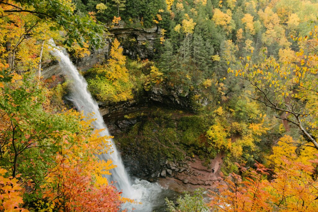 best fall trips in the us showing fall foliage mountains and city skylines representing best fall vacations in the US fall vacation ideas best places to visit in fall united states fall getaways fall destinations and places to go in September October November